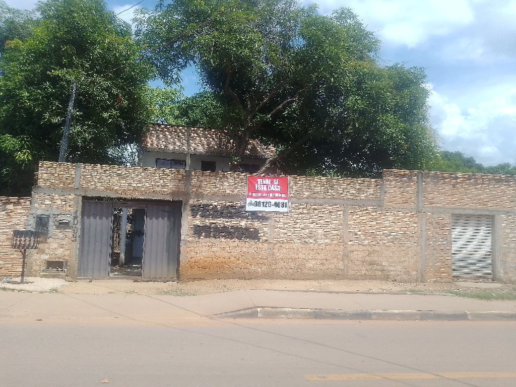Casa é ponto comercial á venda