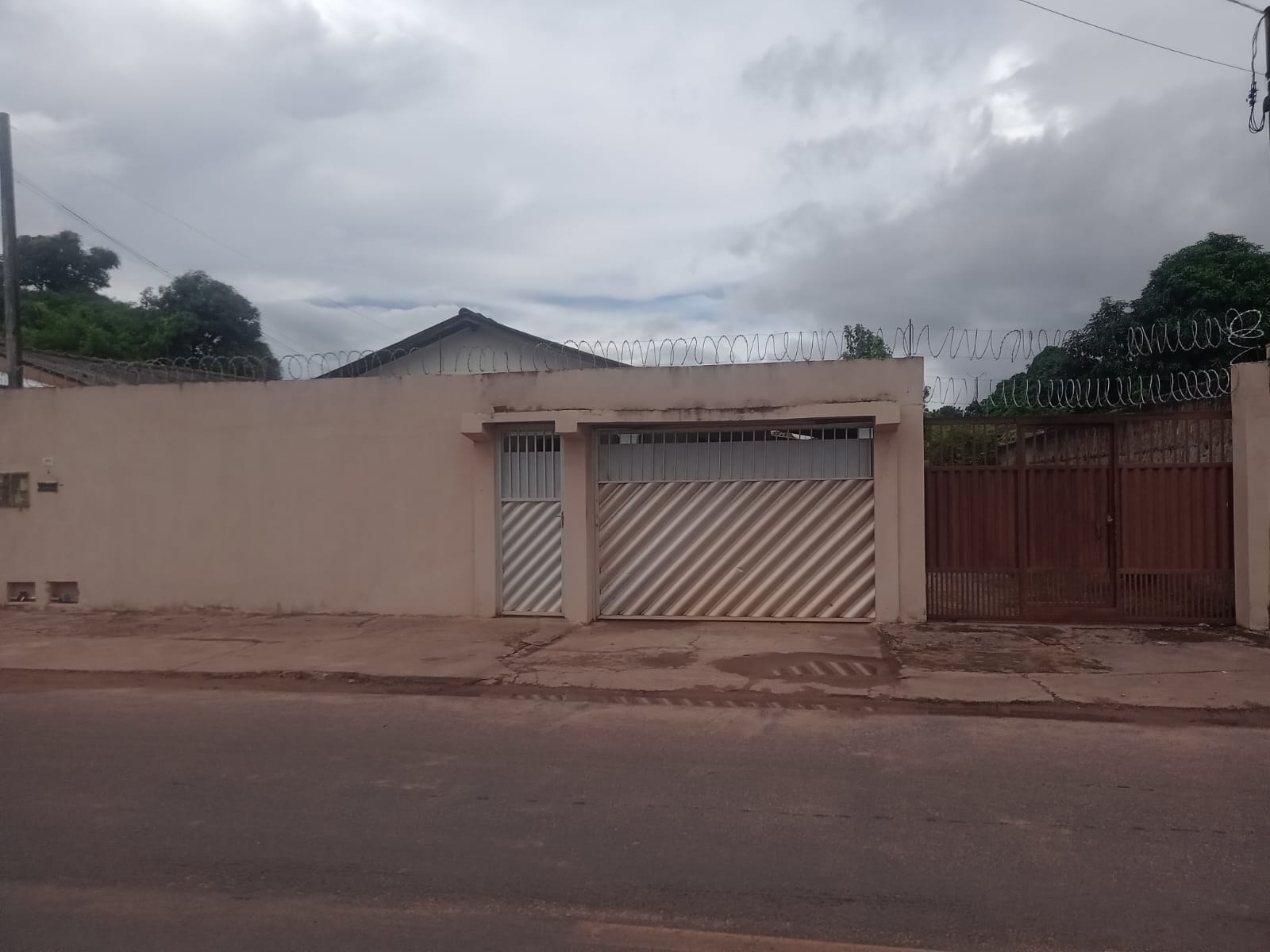 VENDE-SE TERRENO 15X40 NO BAIRRO BURITIS COM 3 CASAS MAIS UMA SUÍTE EM ANEXO