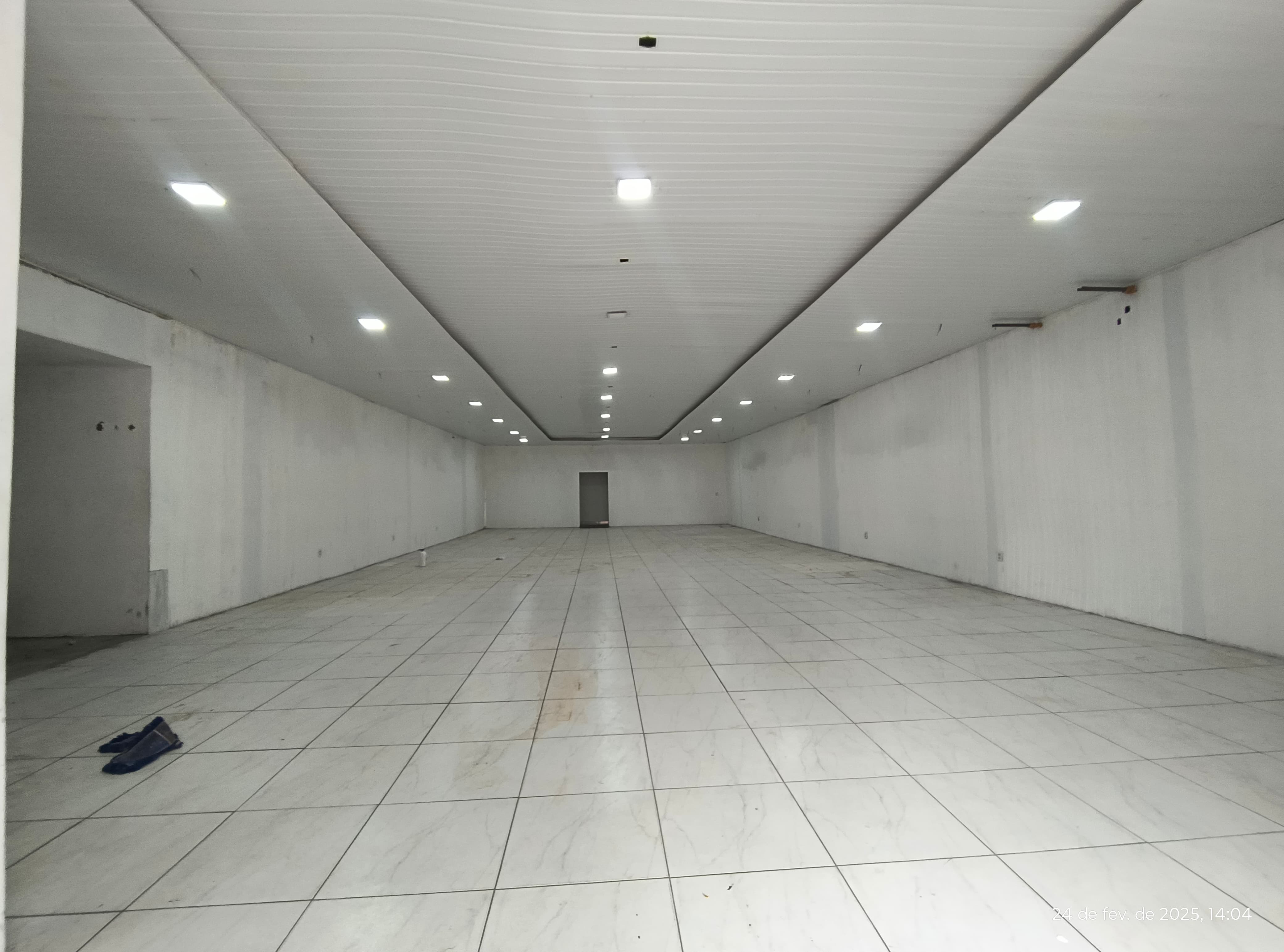 ALUGA-SE PRÉDIO COMERCIAL