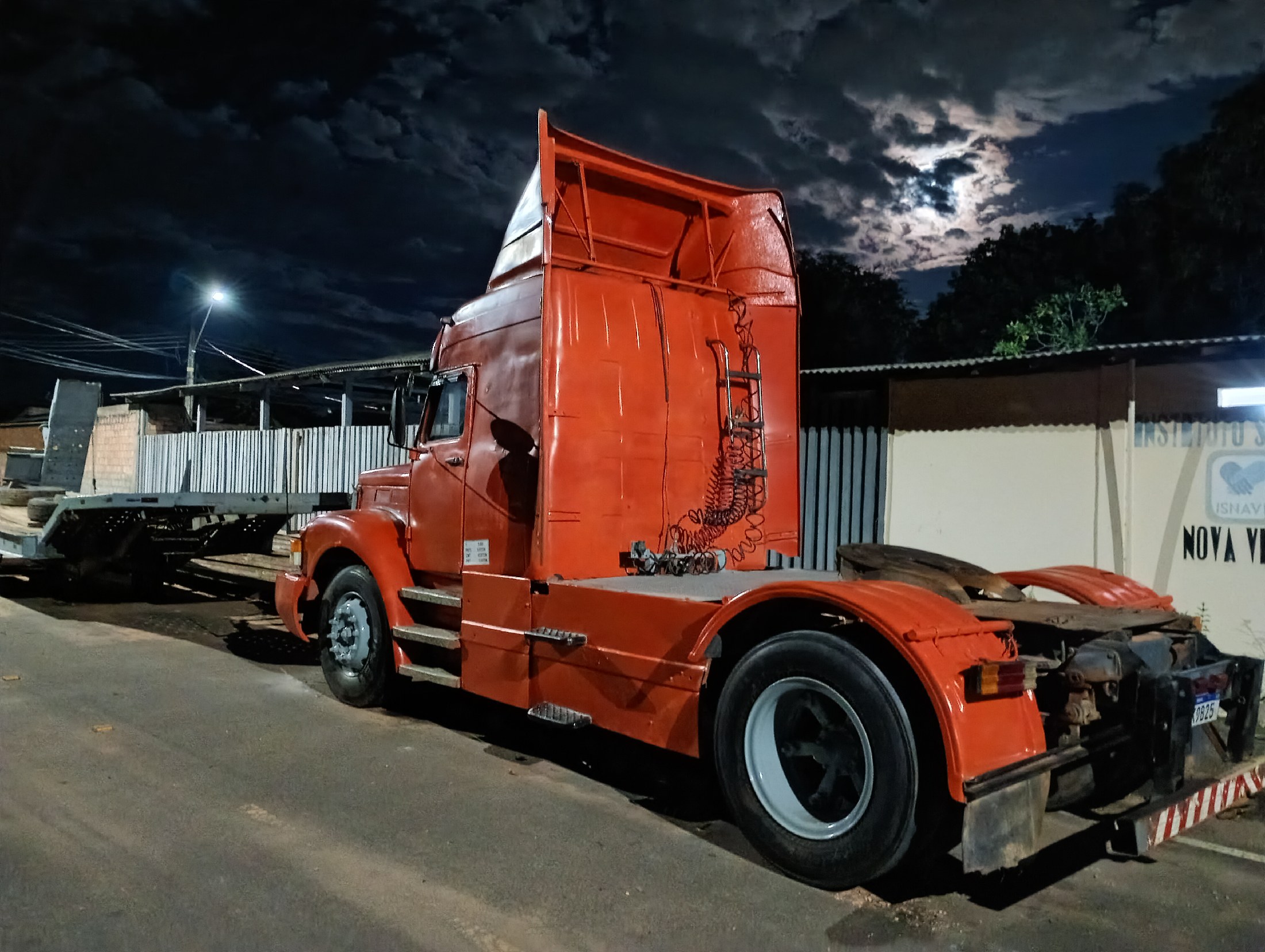 Scania 113H com Prancha