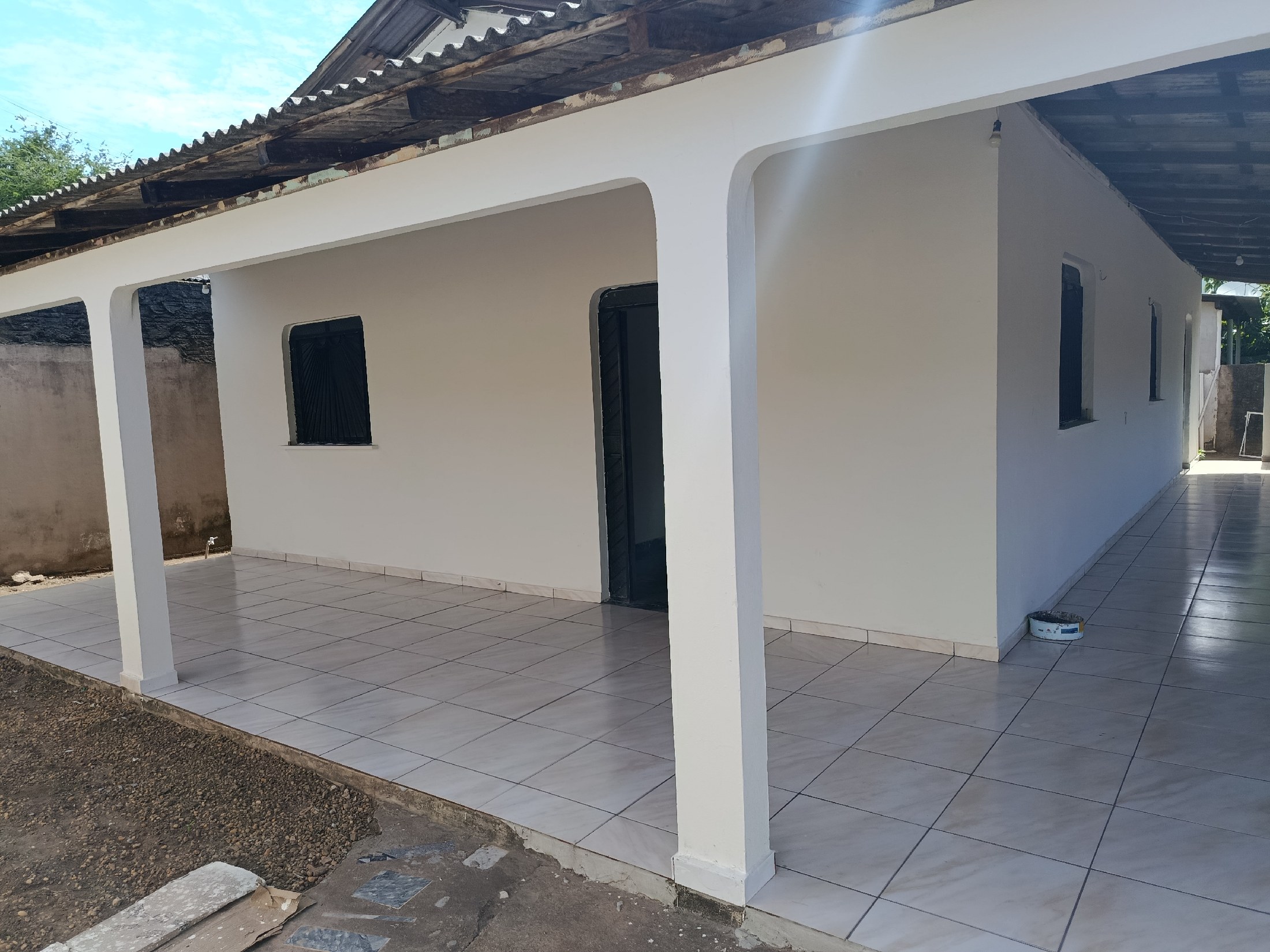 VENDE-SE TERRENO 15X40 NO BAIRRO BURITIS COM 3 CASAS MAIS UMA SUÍTE EM ANEXO