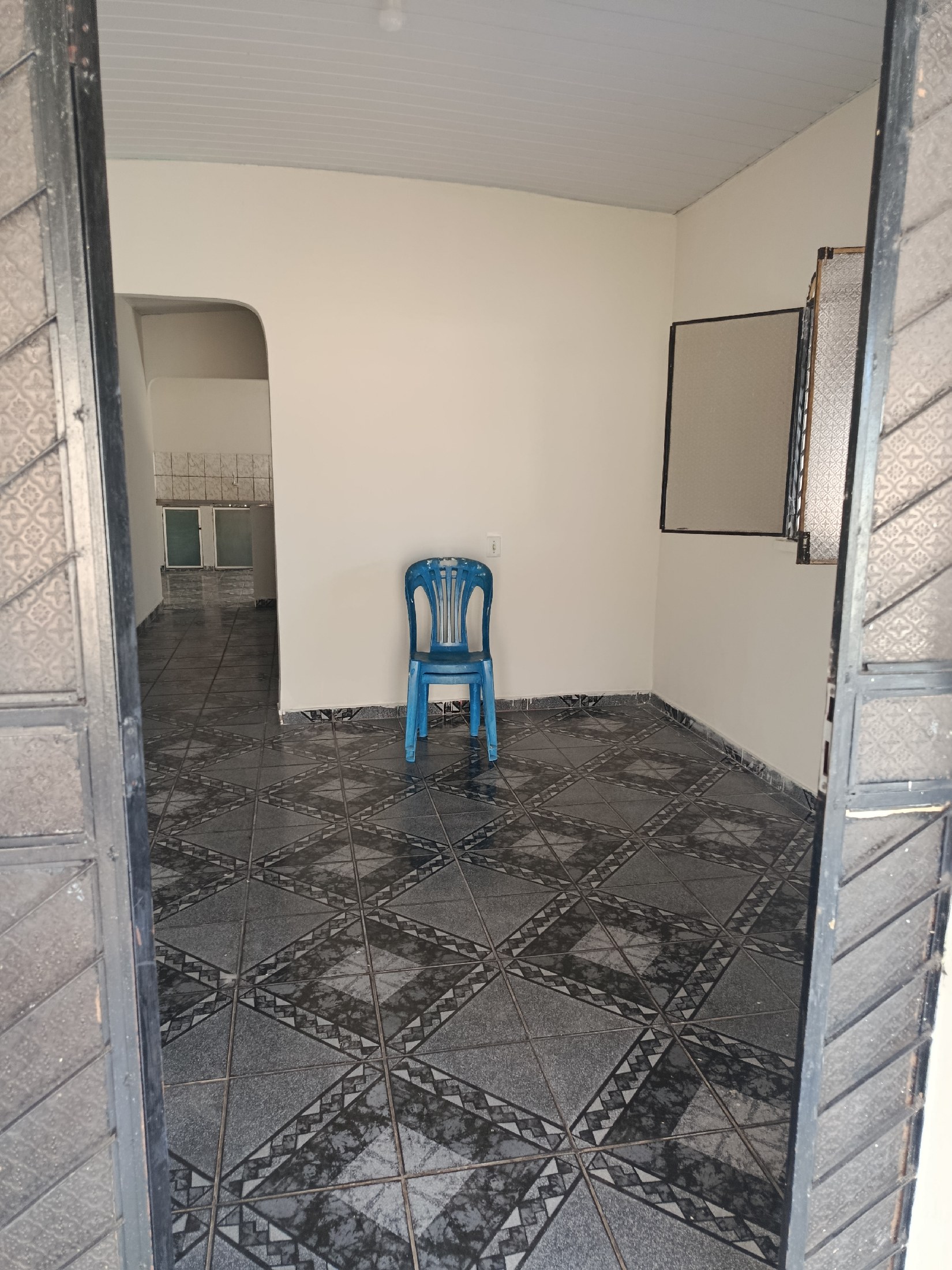 VENDE-SE TERRENO 15X40 NO BAIRRO BURITIS COM 3 CASAS MAIS UMA SUÍTE EM ANEXO