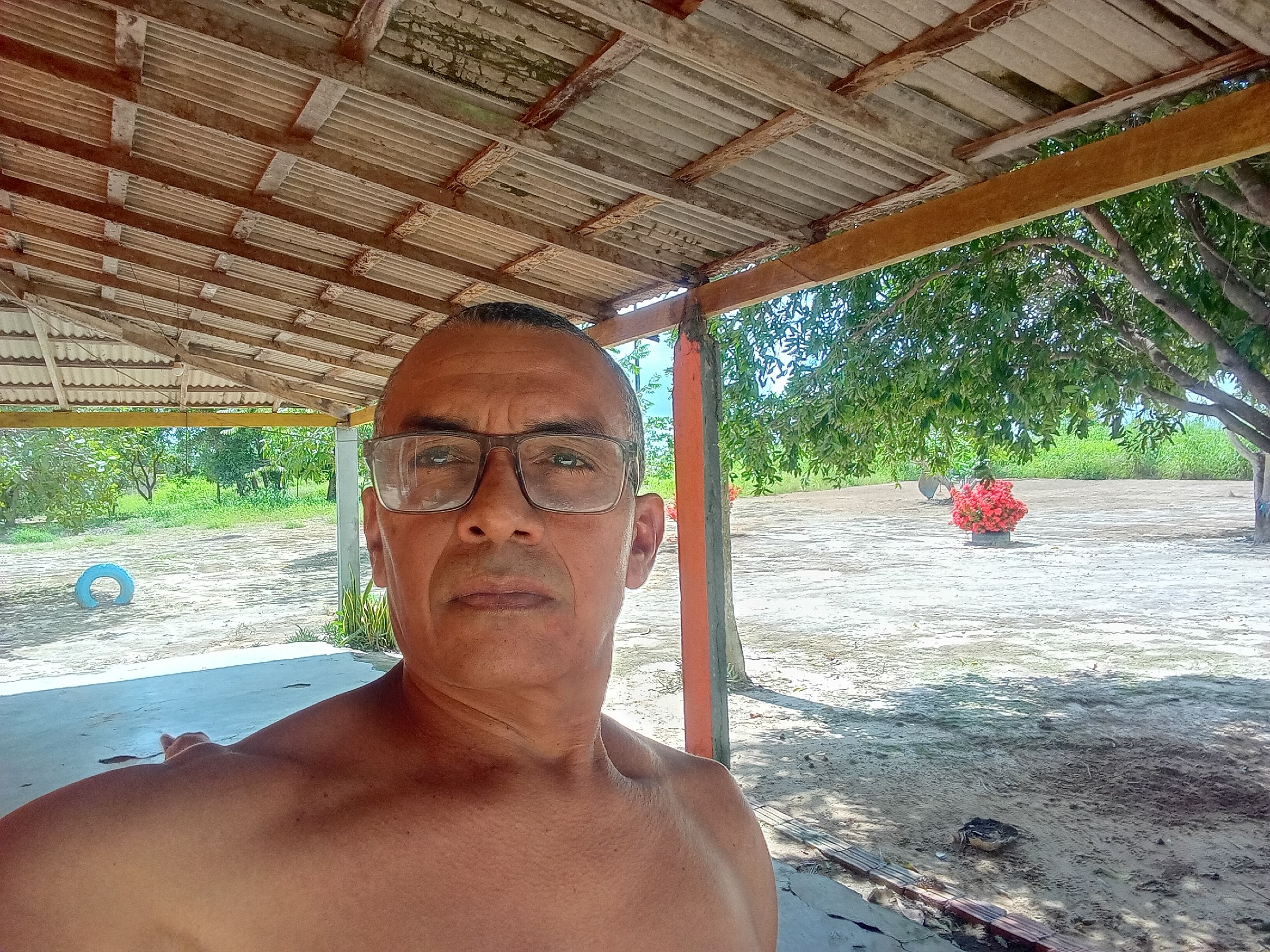 procuro serviço de caseiro